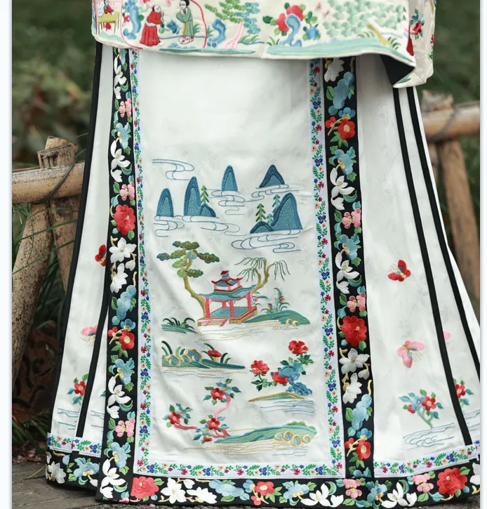 Hu Pan 湖畔 Lakeside Qing Han Embroidered Set