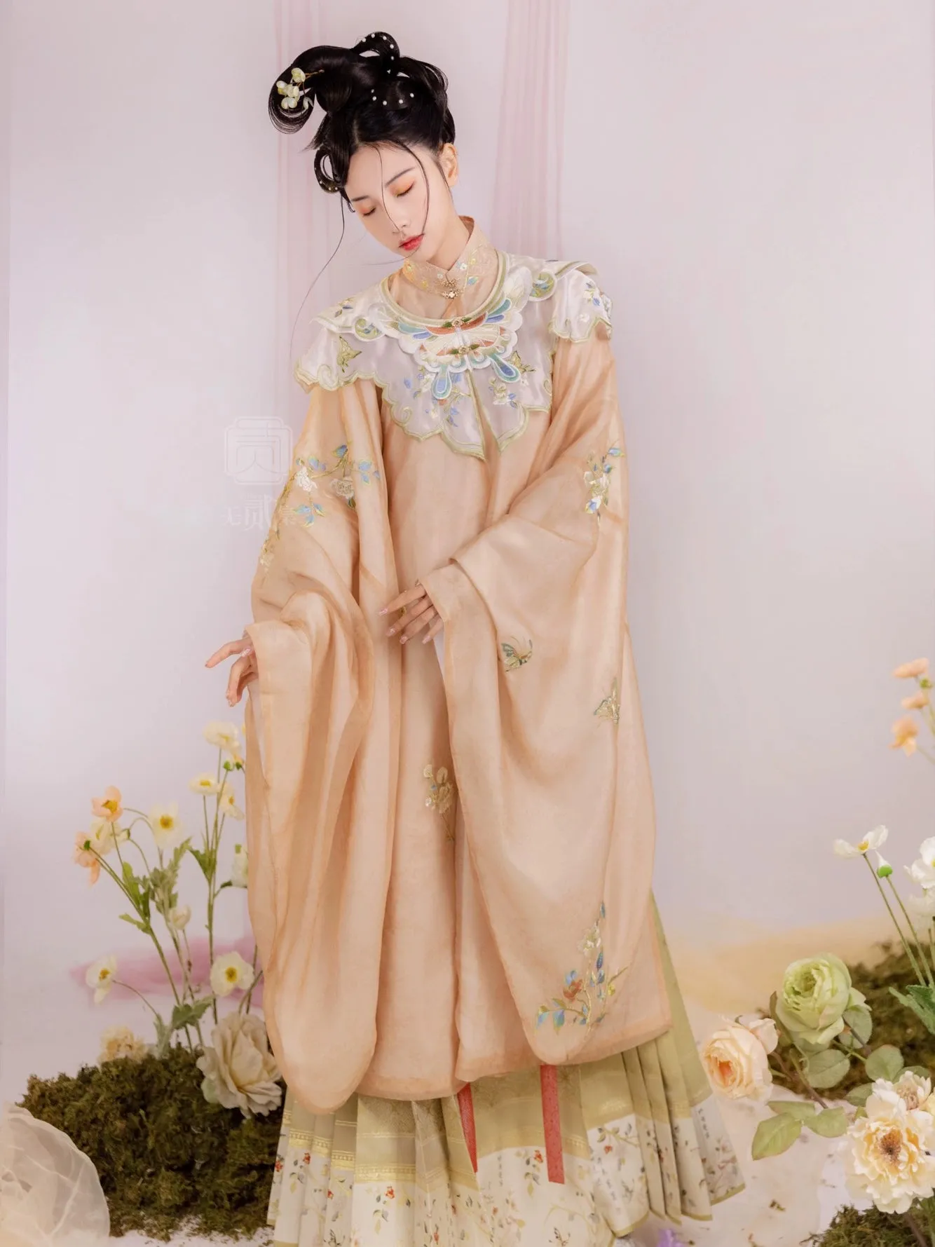 Yeyou Mancao 野有蔓草 Wild Vines Ming Dynasty Embroidered Aoqun Cloud Collar Set