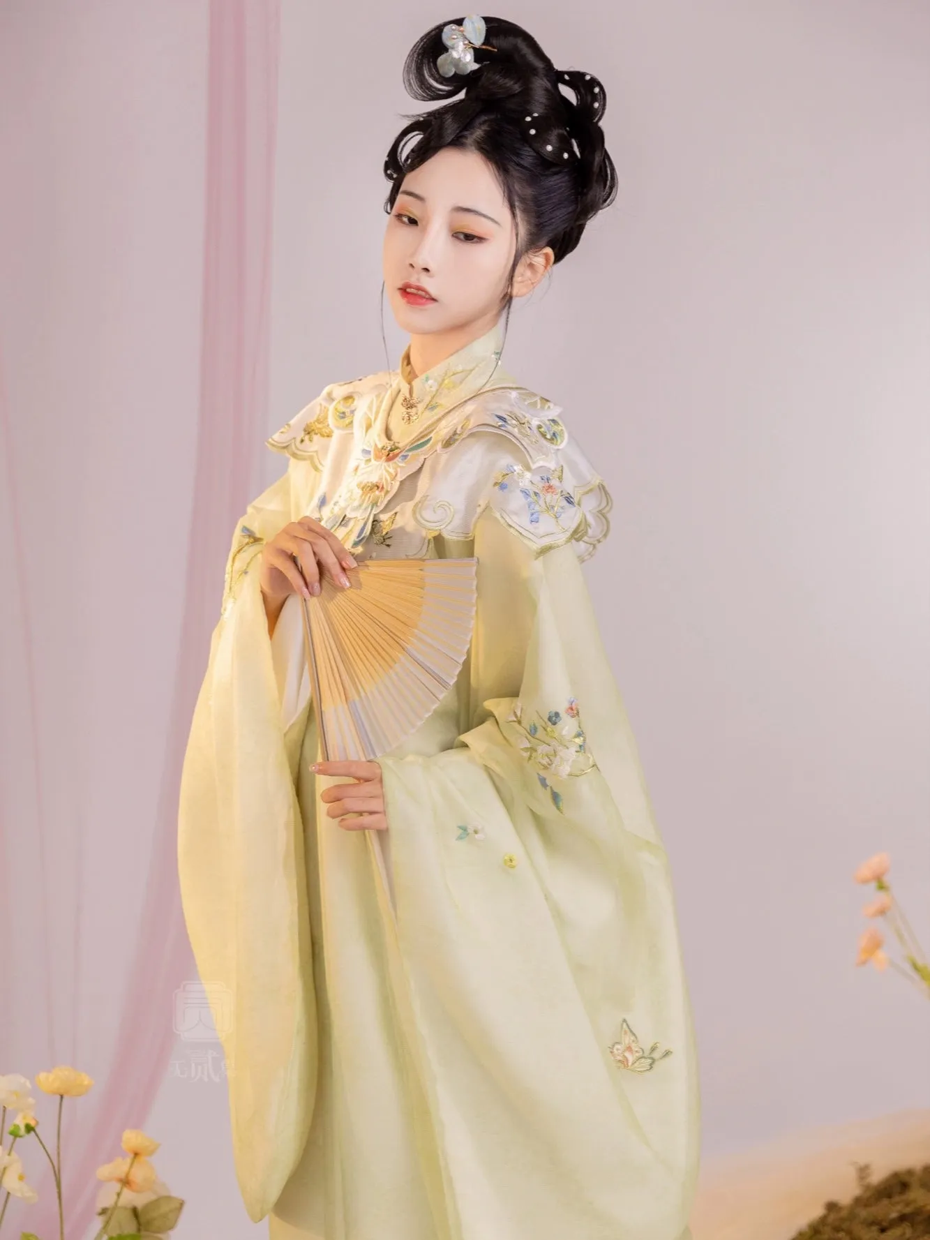 Yeyou Mancao 野有蔓草 Wild Vines Ming Dynasty Embroidered Aoqun Cloud Collar Set